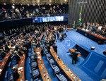 Dilma é afastada e impeachment continua